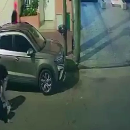 Familia regresó de un viaje y adolescentes le robaron el auto con todas las pertenencias en Lanús