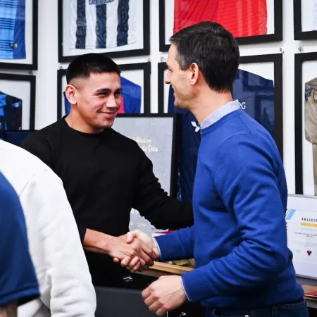 Mantegazza recibió a dos deportistas de San Vicente antes de su desafío mundialista de Kickboxing