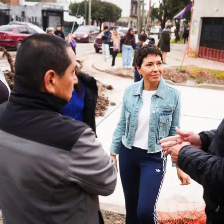 Mayra Mendoza y Eva Mieri recorrieron obras de pavimentación de 17 cuadras de Quilmes