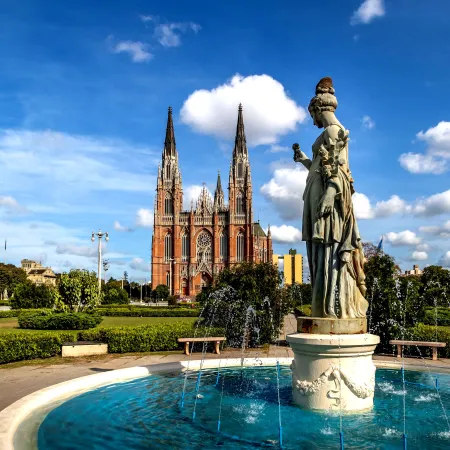 Analizan poner un cartel turístico en Plaza Moreno de La Plata para que la gente se saque fotos
