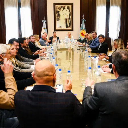 Intendentes aliados y opositores se reunieron con Kicillof y firmaron convenios con el Banco Provincia