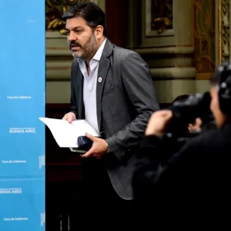 Desde el gobierno de Kicillof acusaron a Santilli de “comprar votos” en la disputa por las PASO