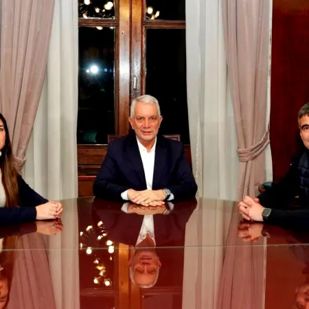 En La Plata, Alak cerró otro aumento y hubo una buena noticia para municipales