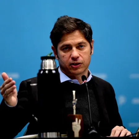 En un nuevo cruce, Kicillof calificó de “estupidez” la explicación de Milei sobre las deudas de las familias