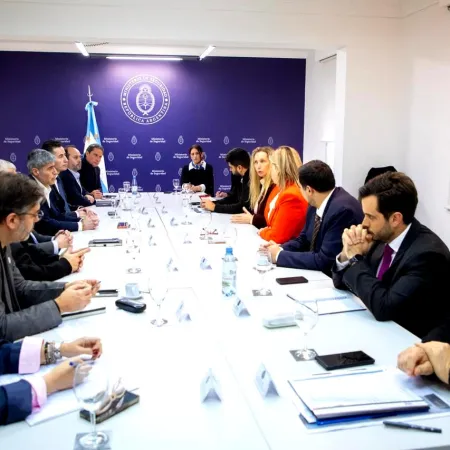 Tras la insistencia, cedió Milei y acoplaron a funcionarios de Kicillof para la operación de la llegada del Papa