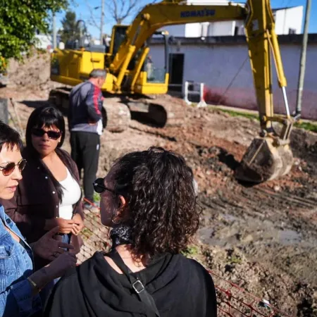 Mayra Mendoza y Eva Mieri recorrieron el inicio de la obra de Pavimentación en Villa Alcira