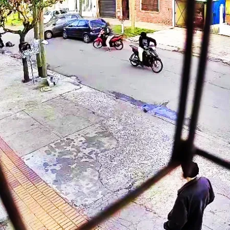 Motochorros le rompieron la cadera a una jubilada y robaron un auto en Lanús