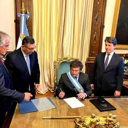 Salario mínimo: el gobierno de Milei fijó un aumento aunque no alcanza