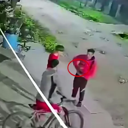 Ratero educado se les acercó, les dio la mano y les robó todo