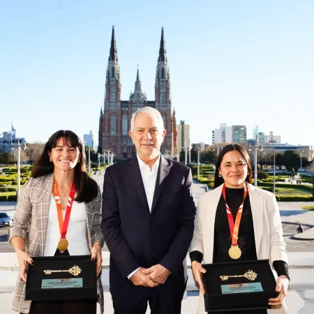 La Plata reconoció a dos jugadoras de Las Leonas como ciudadanas ilustres tras ganar el Mundial de Hockey