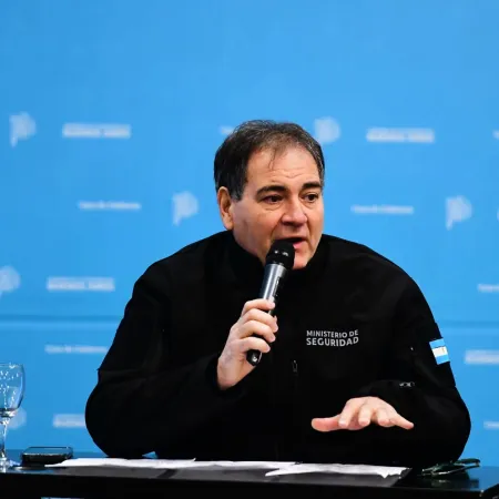 “Concéntrese en hacer el trabajo que tiene que hacer”: fuerte cruce twittero entre Alonso y Santilli