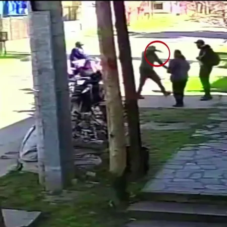 Con varios disparos, motochorros atacaron a una familia en Merlo