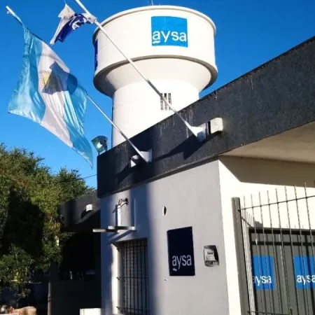 Privatización de AySA: dos consorcios avanzan en la disputa por el agua y las cloacas