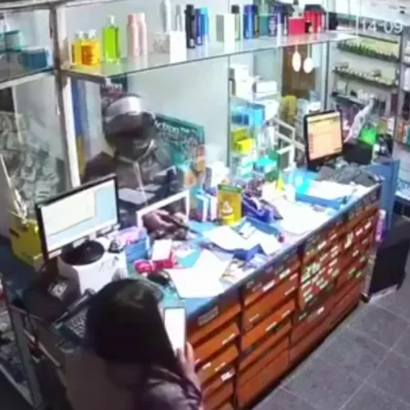 Pánico en una farmacia de José C. Paz: "Dame la plata o te pego un tiro"