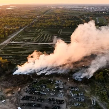 Incendio en un predio de la Ceamse en Avellaneda: el humo afectó la autopista Buenos Aires-La Plata
