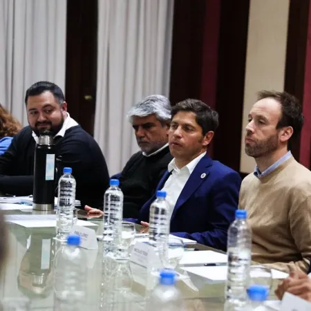 Tras múltiples pedidos de gremios bonaerenses, Kicillof cede y convoca a discutir paritarias a estatales