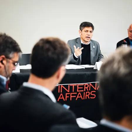 Se fue a hacer campaña a Estados Unidos: Kicillof dio una charla en Nueva York cargada de críticas para Milei