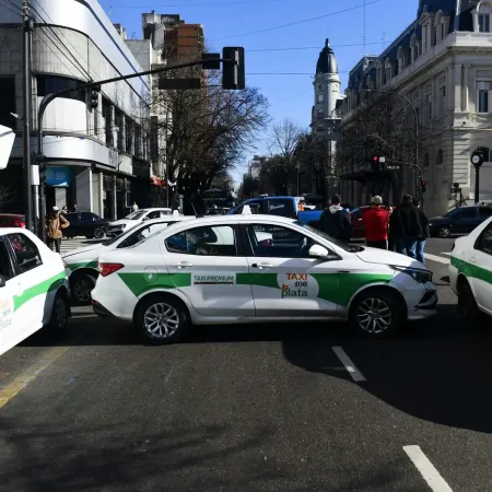 Caos de tránsito en La Plata: taxistas protestan contra Uber, Didi y Cabify con cortes en puntos estratégicos