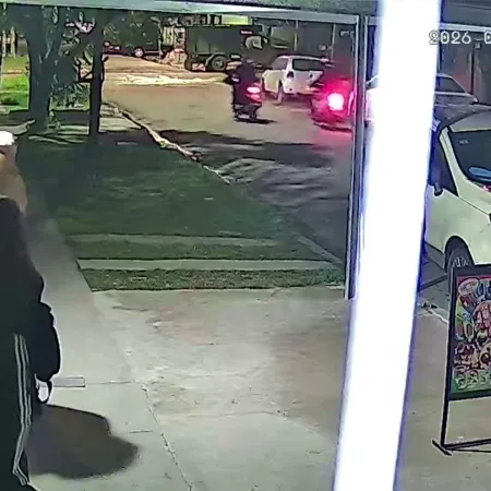 Motochorros en Castelar: amenazas y culatazos para robar el vehículo de una futbolista