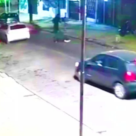 Robo al voleo en La Plata: una nena quedó en medio de un ataque con arma blanca