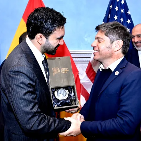 Kicillof completa el álbum: cosechó foto y reunión con Mamdani y Pedro Sánchez