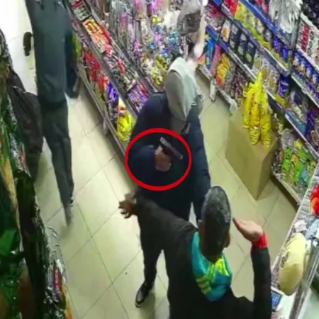 Encapuchados coparon un comercio y le robaron a un cliente en Lanús