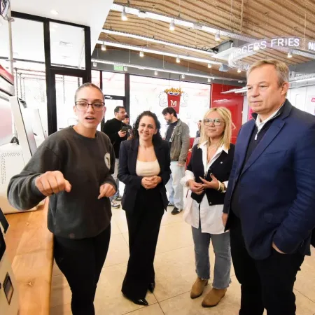 Cascallares, Fabiani y Paula Eichel participaron de la inauguración del nuevo local "Mostaza" en Almirante Brown