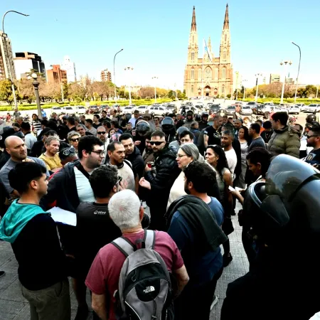 Golpes, amenazas y violencia: nuevo round entre taxistas y choferes de Uber y Didi en La Plata