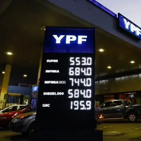 Golpe al bolsillo: YPF se sumó al aumento de combustibles