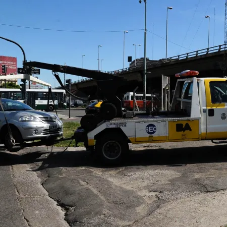 En CABA: una grúa retiró un auto con una maniobra que generó críticas en redes