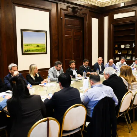 Alivio a las arcas municipales: Kicillof firmó convenios de Leasing con intendentes bonaerenses