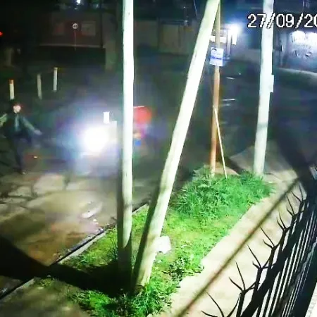 Robo de moto en José C. Paz: los emboscaron y con una patada voladora los arrojaron al pavimento
