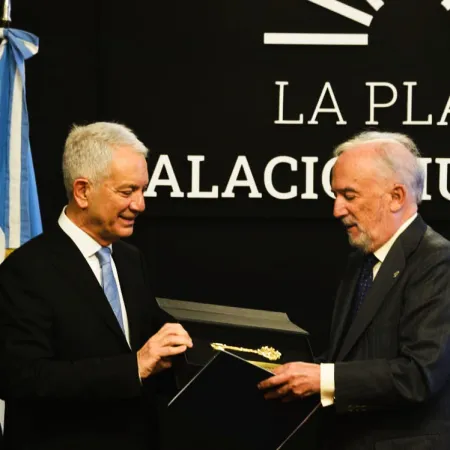 En la Semana de la Hispanidad: Alak distinguió al director de la Real Academia Española en La Plata