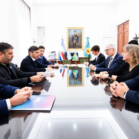 Kicillof se reunió con el embajador de Países Bajos y sigue armando su álbum internacional de cara a 2027