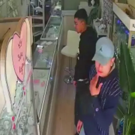 Robo perfecto en Gral. Rodríguez: en dos minutos escaparon de una joyería con millones de pesos