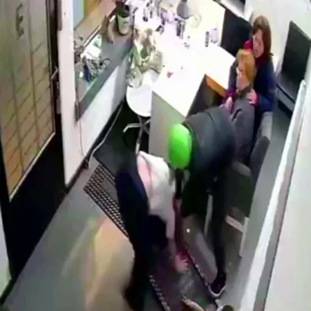 Frente al despacho de Kicillof golpearon y robaron a una joven en un centro de estética