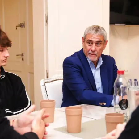Con una propuesta sobre apuestas online y jóvenes, Ferraresi visitó Chivilcoy en modo candidato a gobernador