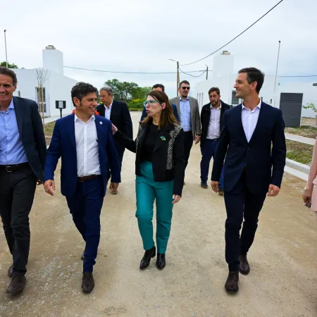 Kicillof y Mantegazza entregaron viviendas a vecinos de San Vicente y ponderaron el rol de la obra pública