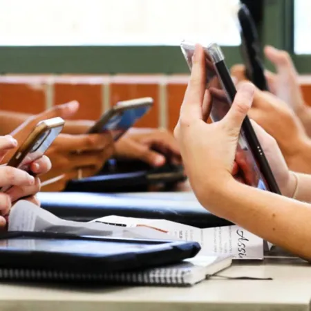 El Senado bonaerense aprobó la prohibición del uso de celulares en las escuelas secundarias