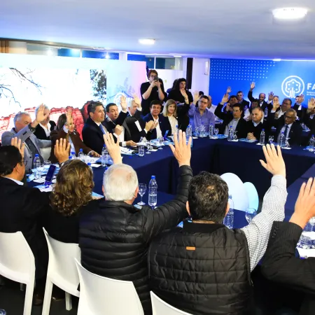 La Cámpora amagó, pero el kicillofismo se mantuvo firme: Espinoza fue reelecto en la FAM