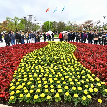 Renovación total: La Plata inauguró la nueva Plaza España con propuestas artísticas y musicales