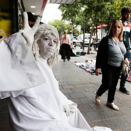 Murió la histórica estatua viviente de La Plata: una figura icónica que cautivó a generaciones