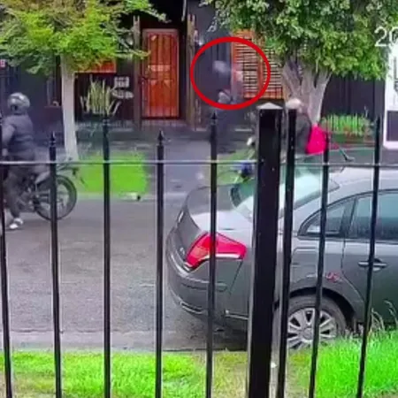 En Morón, motochorros madrugadores le robaron el vehículo con balazos al aire