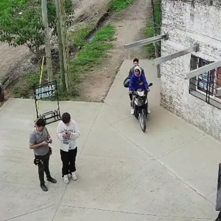 Hartos de los robos exigen que detengan a jóvenes motochorros en Paso del Rey