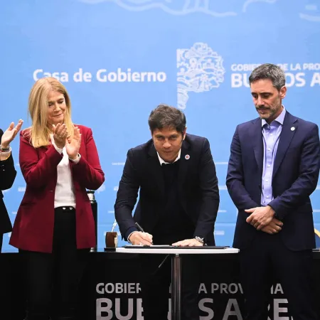 Kicillof firmó un acuerdo con el CFI para financiar la visita del papa León XIV