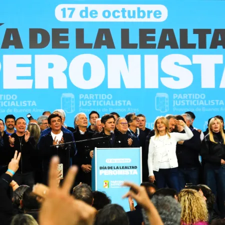 Día de la Lealtad: dirigentes ajenos se colaron en la foto de Kicillof y la banda del MDF