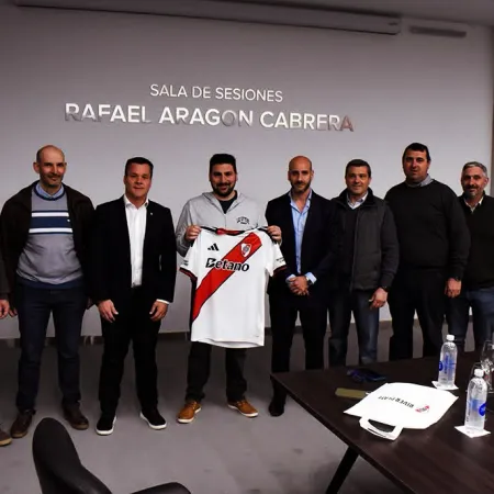 Egüen firmó un acuerdo con River Plate para promover el deporte y fortalecer a los clubes de barrio de 25 de Mayo