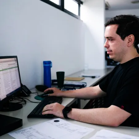 Almirante Brown articula al municipio, la industria y la universidad local para generar oportunidades de empleo