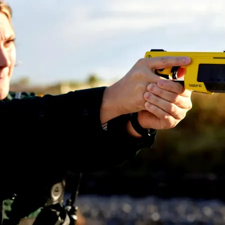 El proyecto que busca equipar a la Policía bonaerense con armas taser logró un avance en Diputados