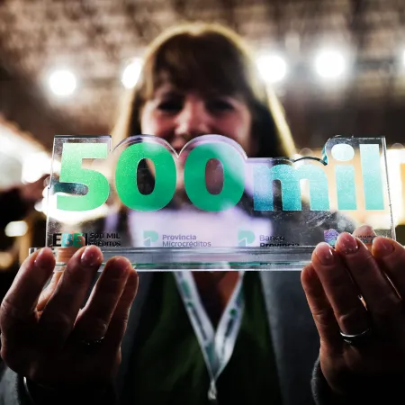 Desde La Plata, Kicillof entregó el microcrédito Nº500.000 del Banco Provincia
